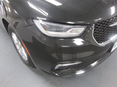 Used 2023 Chrysler Pacifica Touring-L FWD image 10