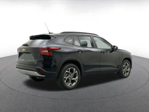 Used 2025 Chevrolet Trax LT w/ LT Convenience Package FWD image 9