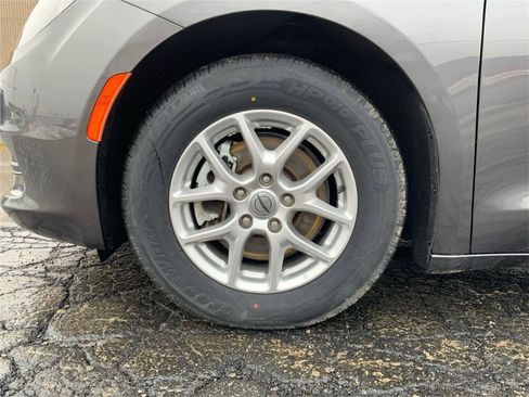 Used 2023 Chrysler Voyager LX image 25