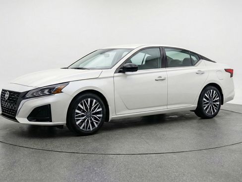 Used 2025 Nissan Altima 2.5 SV image 3