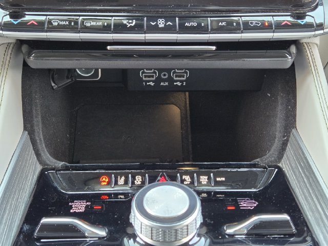 Certified 2024 Jeep Wagoneer L Series III w/ Flexible Seating Group AWD/4WD image 19