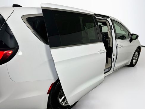 Used 2024 Chrysler Pacifica Touring-L FWD image 33