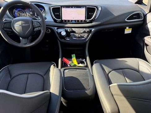 New 2026 Chrysler Pacifica Limited w/ S Appearance Package AWD/4WD image 9