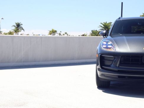 Certified 2026 Porsche Macan AWD/4WD image 12