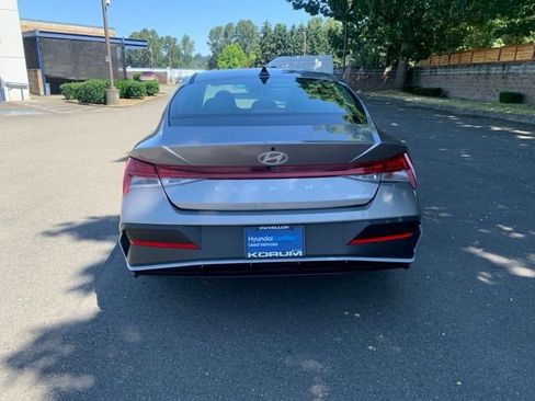 Certified 2025 Hyundai Elantra Limited FWD image 5
