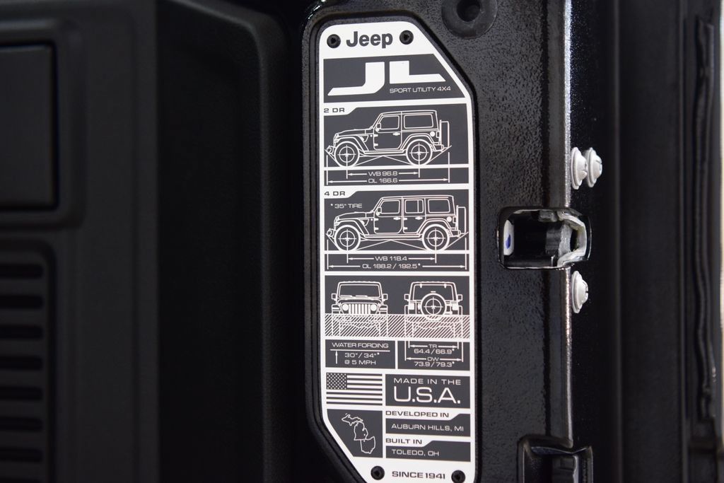 Used 2025 Jeep Wrangler Unlimited Sahara AWD/4WD image 23