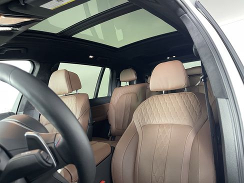 Used 2025 BMW X7 M60i image 12