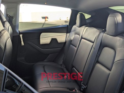 Used 2021 Tesla Model Y Long Range AWD/4WD image 31