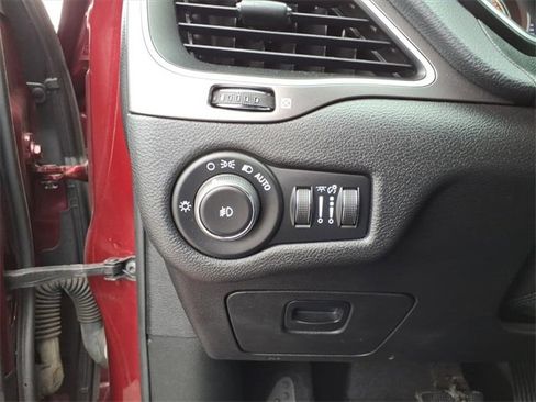 Certified 2019 Jeep Cherokee Latitude Plus w/ Cold Weather Group image 15