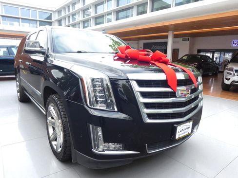 Used 2020 Cadillac Escalade ESV Premium Luxury image 3