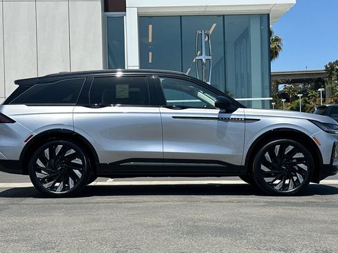 New 2026 Lincoln Nautilus Reserve w/ Jet Appearance Package AWD/4WD image 2