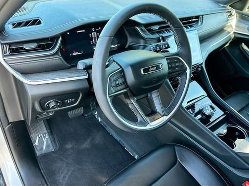 Used 2024 Jeep Grand Cherokee Limited image 9