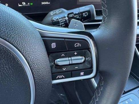 Used 2025 Kia Carnival SX w/ SX Dark Edition Package FWD image 23