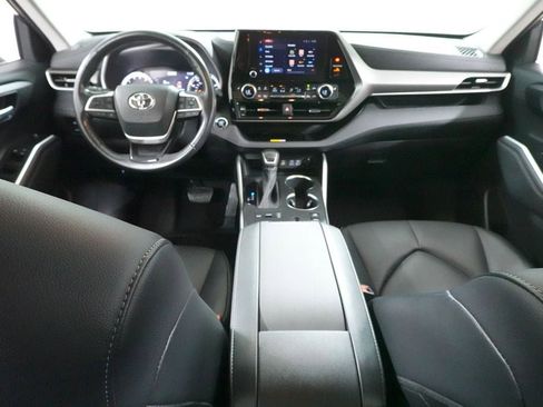 Used 2023 Toyota Highlander XLE AWD/4WD image 10