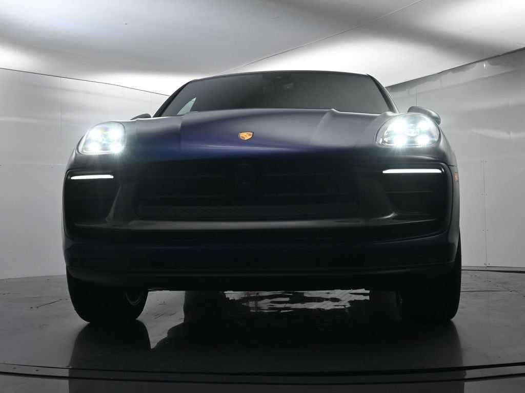 Certified 2025 Porsche Macan AWD/4WD image 55