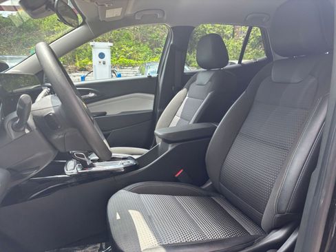 Used 2025 Chevrolet Trax LT FWD image 36