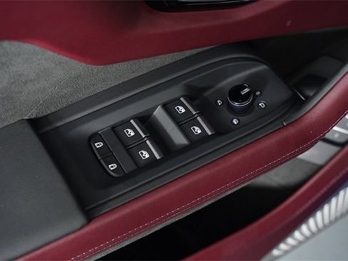 Used 2025 Lamborghini Urus SE image 47