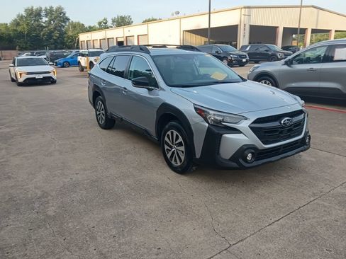 Used 2025 Subaru Outback Premium AWD/4WD image 6