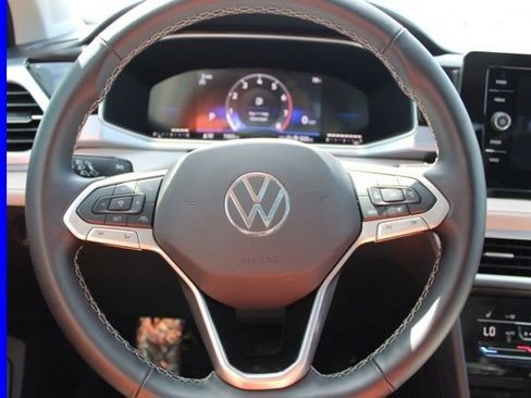 Used 2025 Volkswagen Taos SE w/ Panoramic Sunroof Package FWD image 27