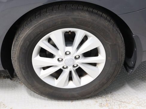 Used 2016 Kia Sedona LX image 17