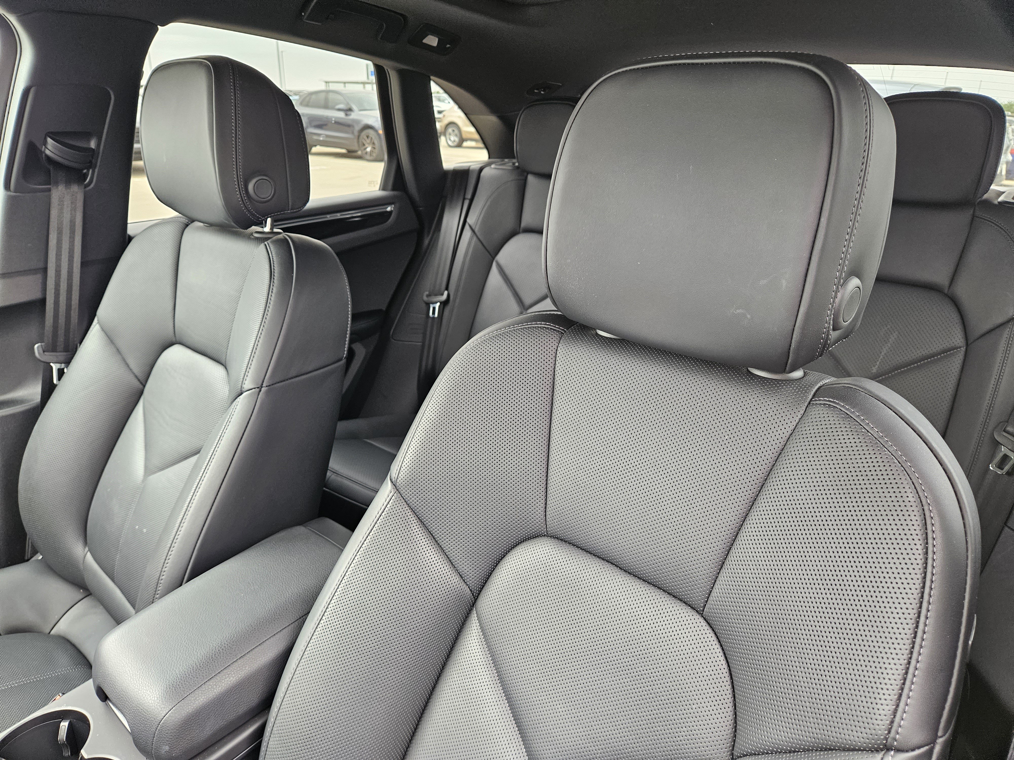 Certified 2026 Porsche Macan AWD/4WD image 6