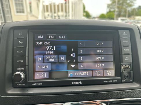 Used 2013 Chrysler Town & Country Touring image 14