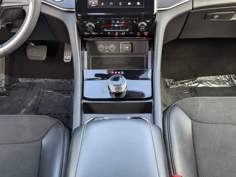 Used 2025 Jeep Grand Cherokee Altitude AWD/4WD image 16