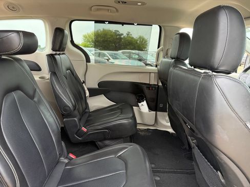 Used 2024 Chrysler Pacifica Touring-L FWD image 40
