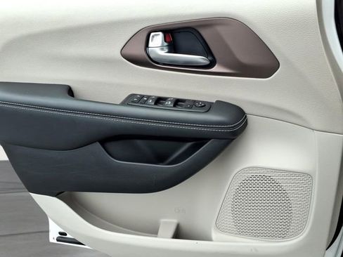 Used 2023 Chrysler Voyager LX FWD image 16