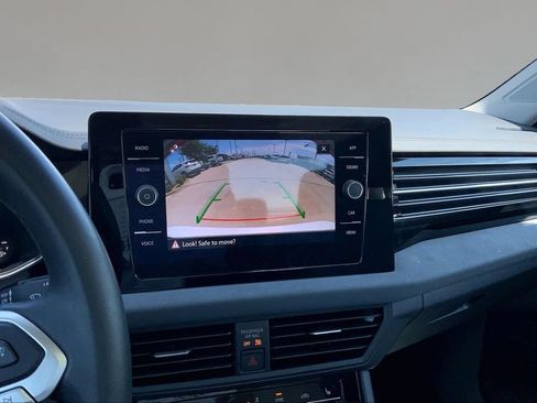 Certified 2025 Volkswagen Jetta SE w/ Sunroof Package FWD image 20