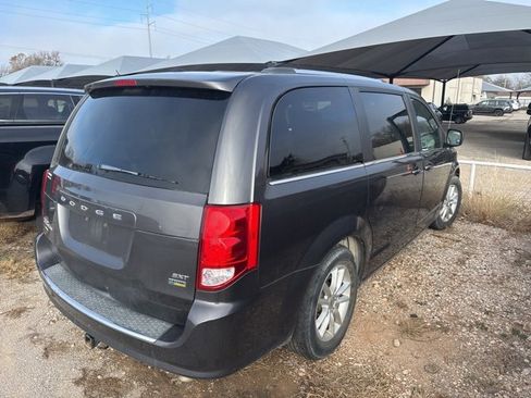 Used 2019 Dodge Grand Caravan SXT image 3
