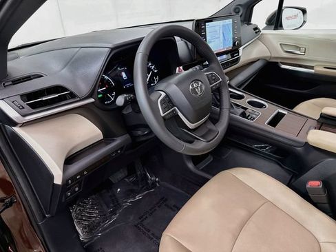 Used 2024 Toyota Sienna XLE w/ XLE Plus Package FWD image 9