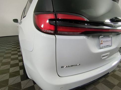 Used 2021 Chrysler Pacifica Touring-L image 32