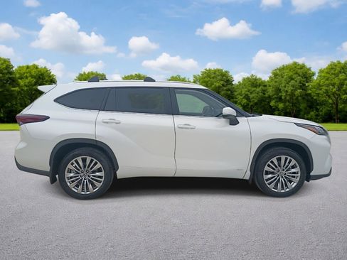 New 2026 Toyota Highlander Platinum image 8