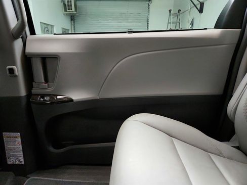 Used 2018 Toyota Sienna XLE image 31