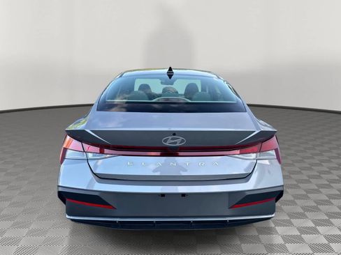 Used 2024 Hyundai Elantra SE image 4