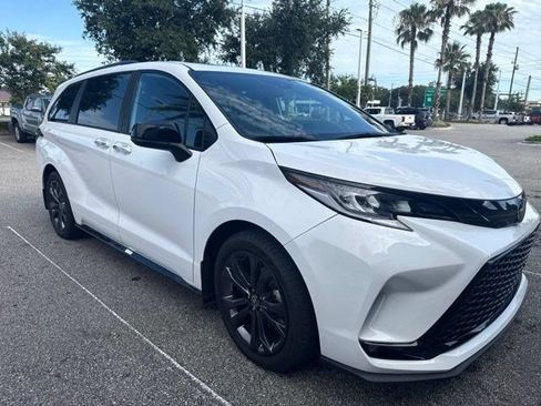 Used 2025 Toyota Sienna XSE FWD image 3