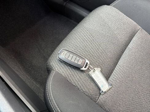 Used 2025 Nissan Rogue SV FWD image 17