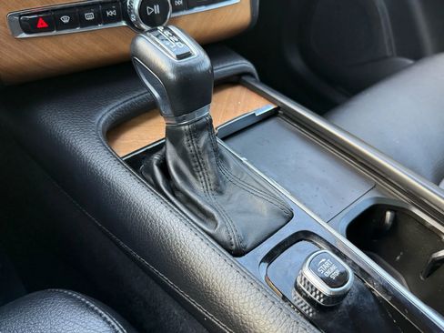 Used 2022 Volvo XC90 T6 Momentum w/ Climate Package image 18