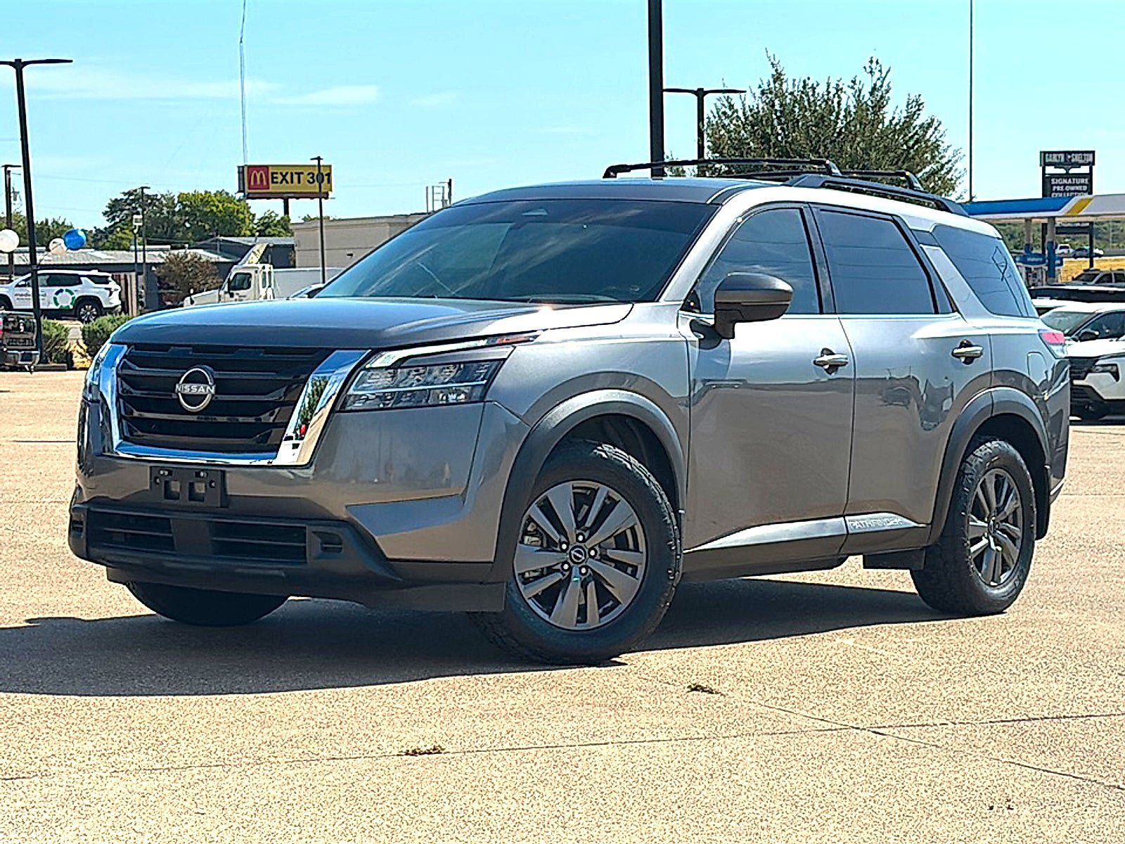 Used 2022 Nissan Pathfinder SV FWD image 2