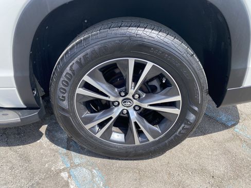 Used 2018 Toyota Highlander LE FWD image 12