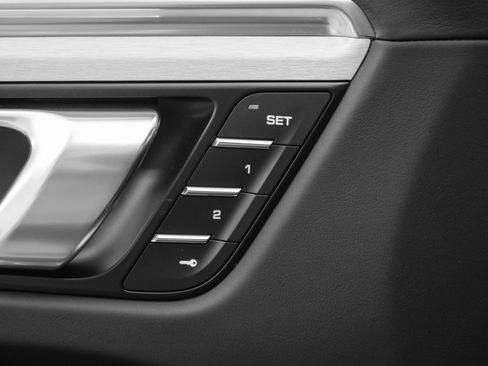 Used 2025 Porsche Macan image 31