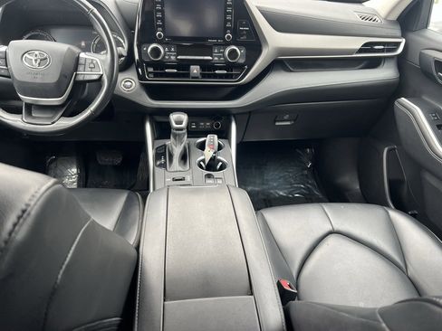 Used 2022 Toyota Highlander XLE image 16