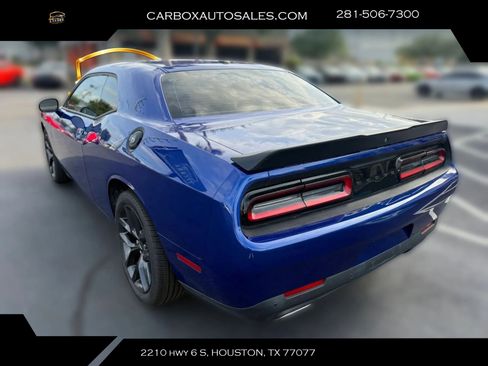Used 2022 Dodge Challenger SXT w/ Driver Convenience Group RWD image 3