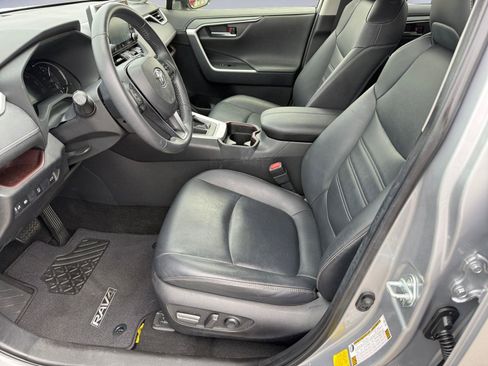 Used 2019 Toyota RAV4 Limited FWD image 14