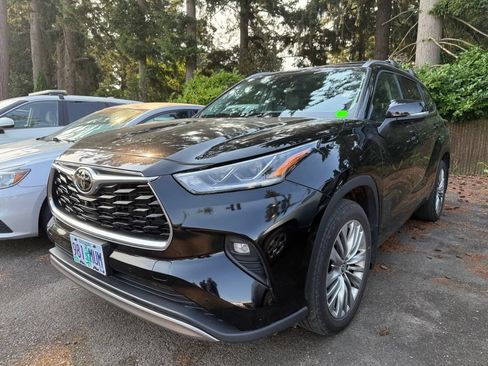 Used 2023 Toyota Highlander Platinum AWD/4WD image 2