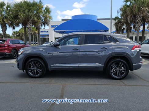 Used 2021 Volkswagen Atlas Cross Sport SE w/ Panoramic Sunroof Package image 2