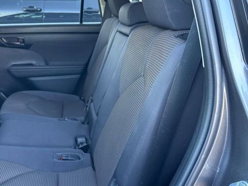 Used 2022 Toyota Highlander LE AWD/4WD image 7