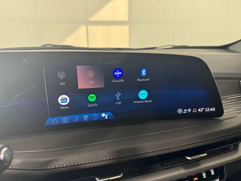 Used 2025 Cadillac XT4 Premium Luxury image 17