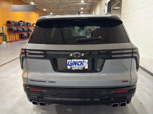 Used 2025 Chevrolet Traverse RS image 5
